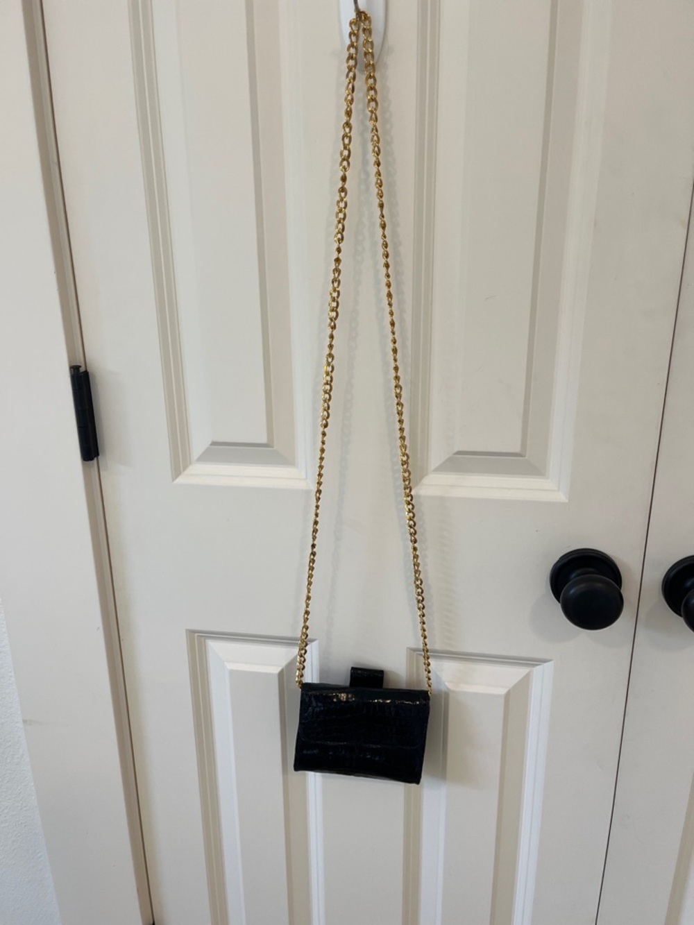 Source Unknown Black Croc-Embossed Crossbody with Gold Chain